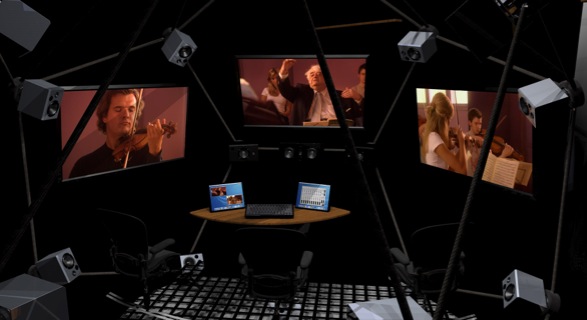 Prospettive interne del concetto Replay Environments, con schermi, altoparlanti e un banco di controllo centrale